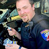 Policjant Mitchell Page z Teksasu ma cukrzycę i wie, jak pomóc potrzebującym