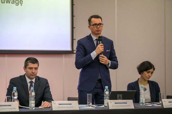 Członkowie Komitetu Organizacyjnego Forum Nowoczesnej Diabetologii - od prawej: Adrian Szulczyński, inicjator projektu i współorganizator spotkania, prezes zarządu Grupy casusBTL, wydawca portalu: diabetologiaonline.pl.; dr n. med. Andrzej Gawrecki, lider merytoryczny Projektu, Katedra i Klinika Chorób Wewnętrznych i Diabetologii Uniwersytetu Medycznego im. Karola Marcinkowskiego w Poznaniu; dr hab. n. med. Aleksandra Araszkiewicz, prof. UM, diabetolog z Katedry i Kliniki Chorób Wewnętrznych i Diabetologii Uniwersytetu Medycznego oraz Szpitala im. Franciszka Raszei w Poznaniu.